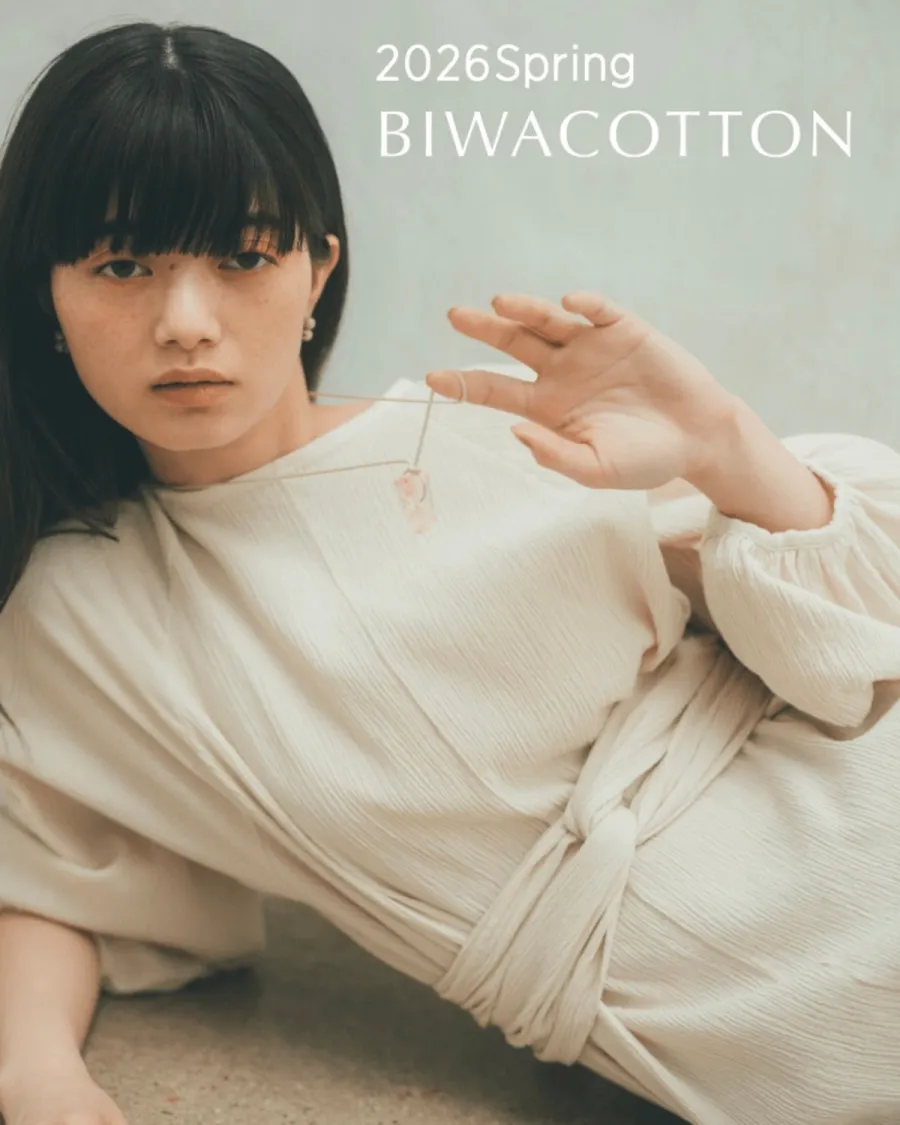 GleicheniaのCAIRNペンダントを着用したBIWACOTTON 2026 Springのスタイリング
