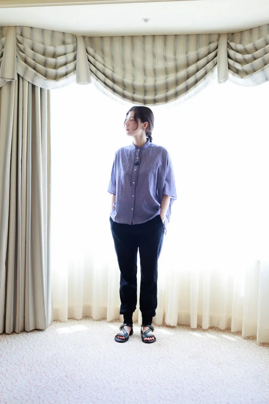 エモン久瑠美さんがビワコットンの装いにGleichenia CAIRNコレクションを合わせて着用している様子