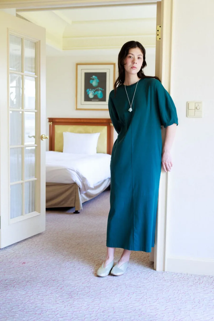 エモン久瑠美さんがビワコットンの装いにGleichenia CAIRNコレクションを合わせて着用している様子